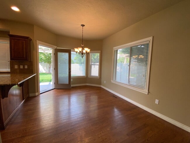 Building Photo - Lawn Care included!  4 bed 2.5 bath Neighb...