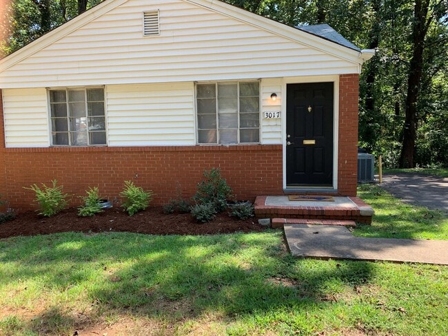 Building Photo - 7 minutes away from Bank of America Stadium!! Move in Ready