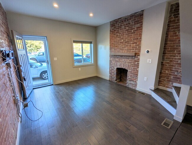 Building Photo - 3 Bedroom 2 Bathroom Single Family Home (L...