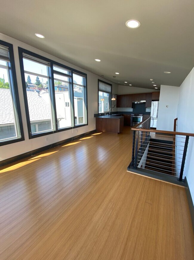 Building Photo - Modern Urban Living with Iconic Skyline Views  + 2 Weeks Free Rent