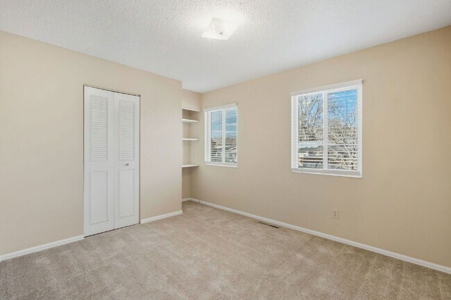 Building Photo - 1549 Sanderson Ave