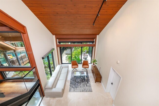 Building Photo - 3400 Poinciana Ave