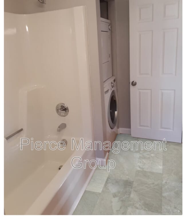 Building Photo - 9 Bayberry Ln