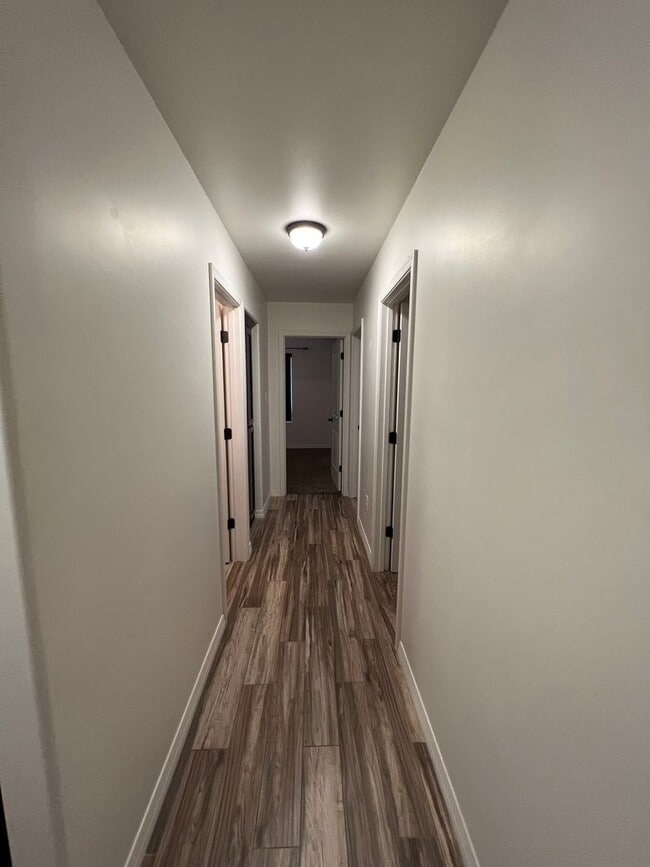 Building Photo - 4 BEDROOM POOL & SOLAR HOME