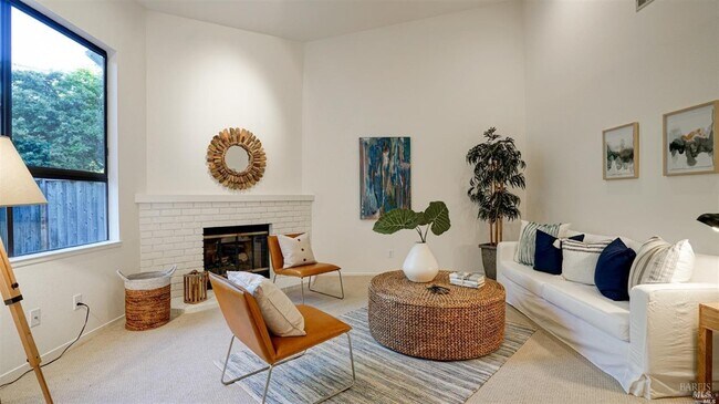 Building Photo - 16 Tudor Ct