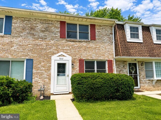Building Photo - 302 Hills Dr