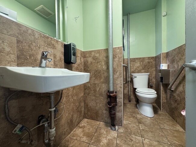 Building Photo - 651 W 180th St