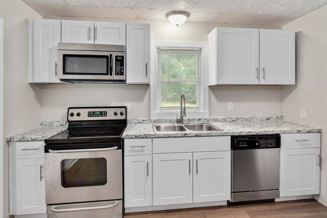 Building Photo - 141 Buckingham~Fayetteville, NC 28301