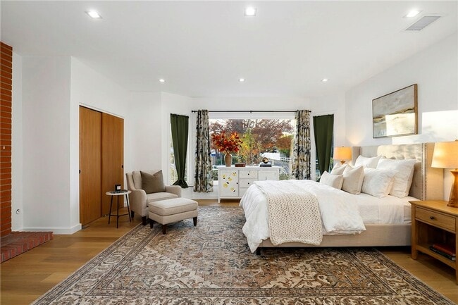 Building Photo - 9742 Farralone Ave