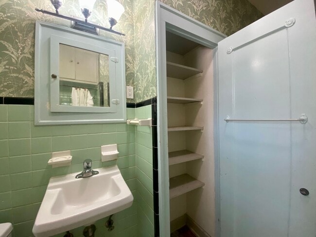 Building Photo - Prelease for August!  Close to Campus!  2800 Dancy.