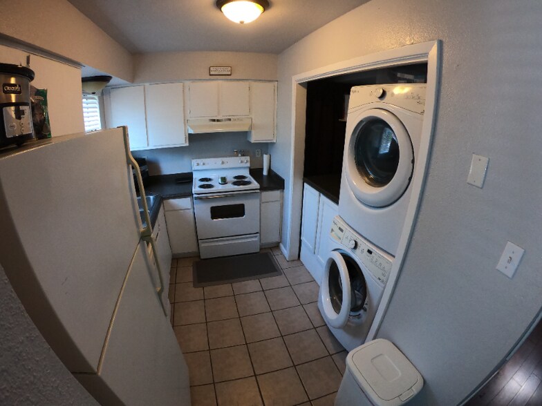 Building Photo - 404 Manuel Dr
