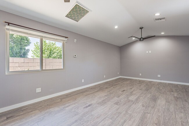 Building Photo - Spacious studio with just what you need!