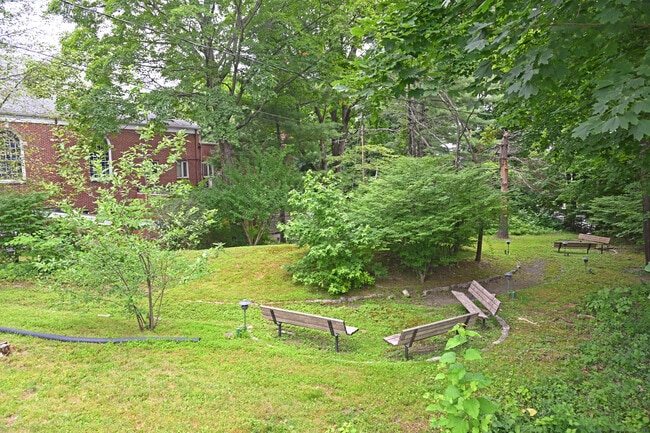 Building Photo - 137 Deer Hill Ave
