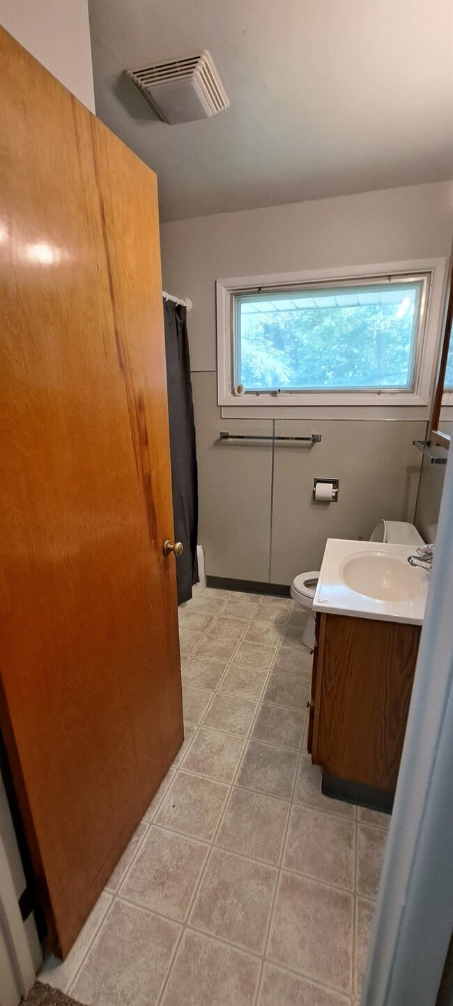 Building Photo - 1214 S Saxby Ave