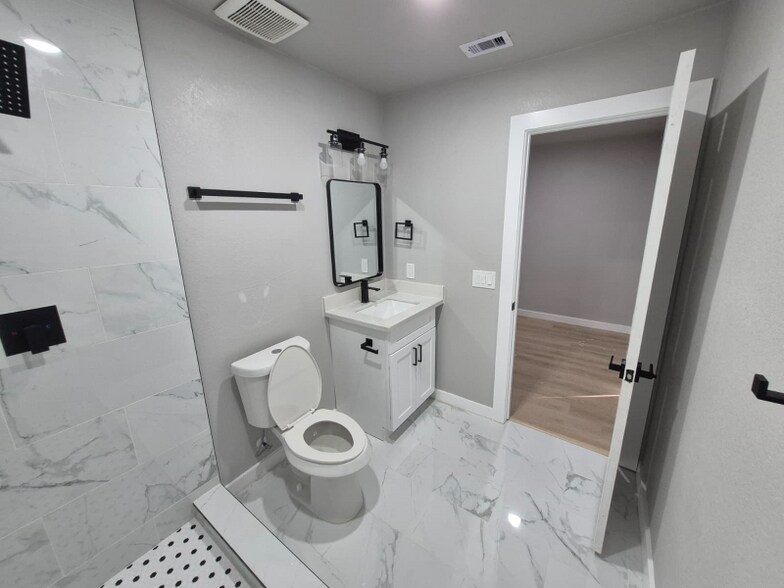 Building Photo - 2209 Gano St