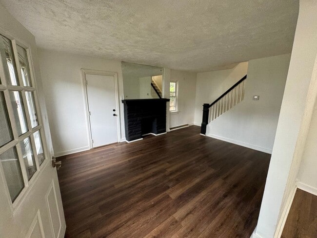 Building Photo - Adorable 2 Bed 1 Bath Home in Brookline W/dedicated office/library space!