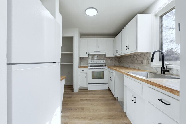 Building Photo - COMING SOON - 3 Bedroom house with updated features and fenced in yard!