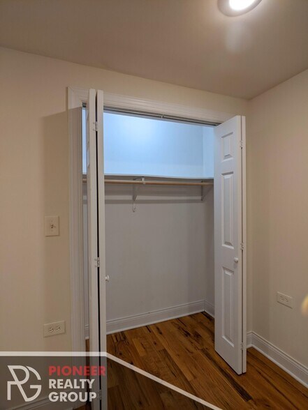 Building Photo - 1129 W Oakdale Ave