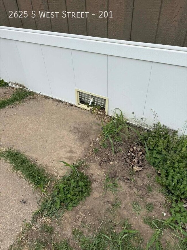 Building Photo - 2625 S West St