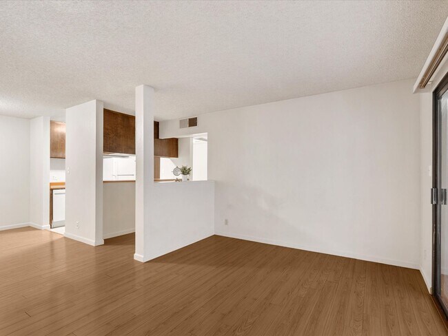 Building Photo - 2955 Lakeside Dr