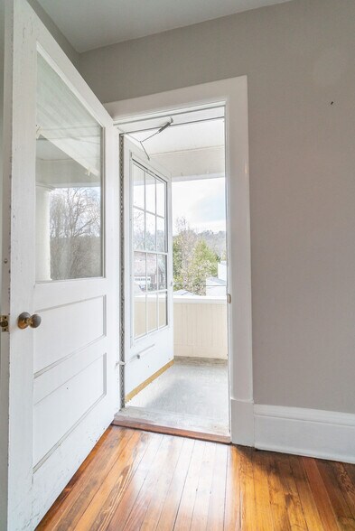 Building Photo - 221 E Burke St