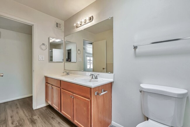 Building Photo - 3820 Grandview: Spacious 4-bedroom, 2-bath home with large bedrooms and no carpet