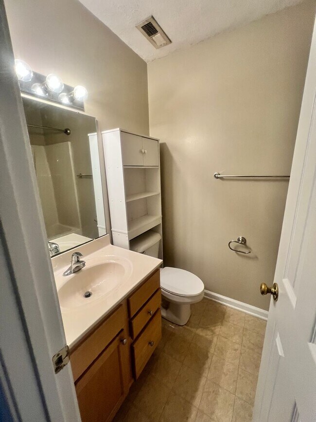 Building Photo - Sweet Living on Sweet Bay Drive - Move in Ready!