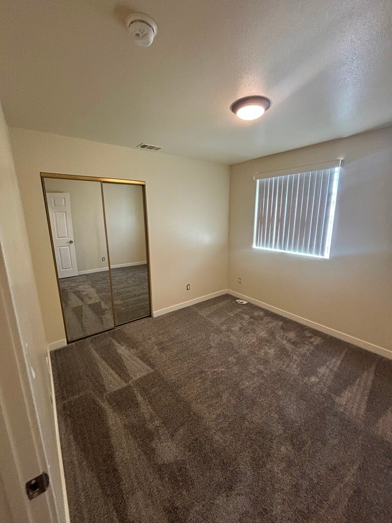 Building Photo - 246 E 97th St