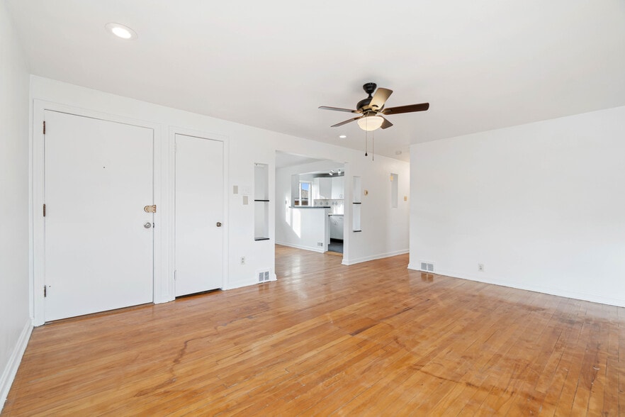 Unit 2 Entry and closet - 6569 Rosemoor St