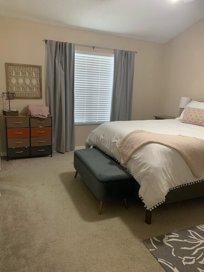 bedroom - 10000 SW 52nd Ave