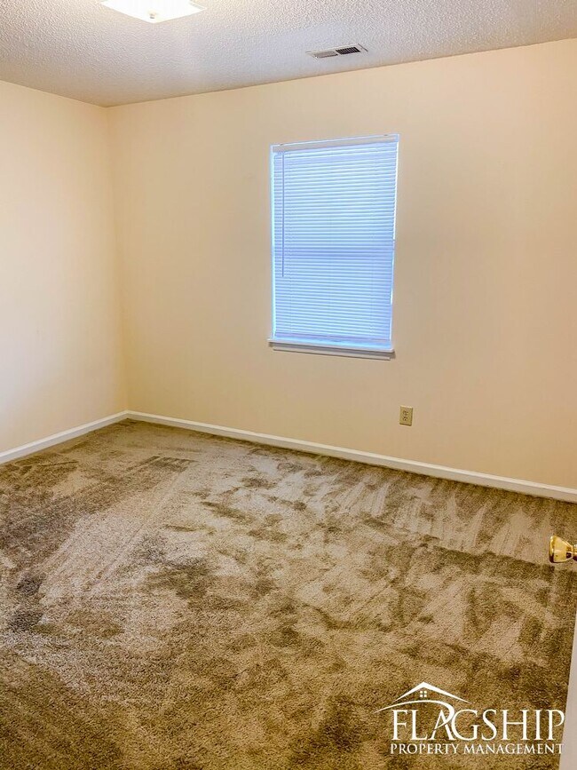 Building Photo - One Bedroom Cadwell Ct Unit