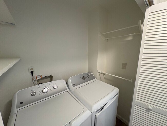 Building Photo - Updated **2 Bedroom | 1.5 Bath | 1-Car Garage Townhome**