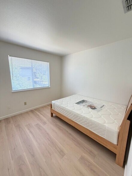 Building Photo - 8687 Bluefield Way