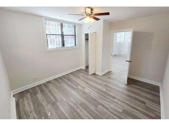 Building Photo - 732 W Roscoe St