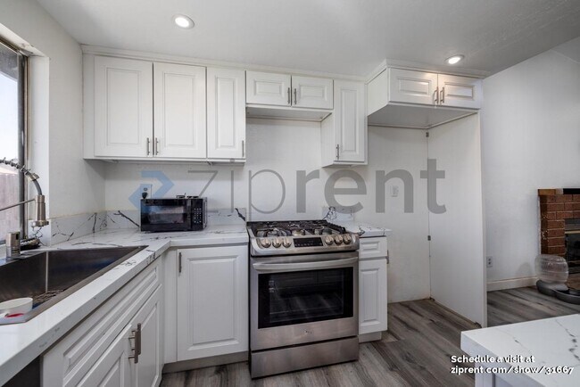 Building Photo - 1398 W Norwood St