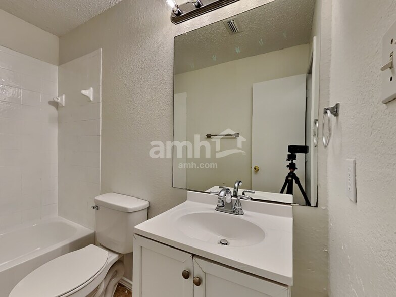 Building Photo - 7417 Marsland Ln