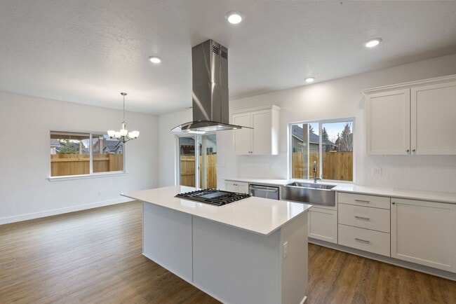 Building Photo - 4 bedroom home in desirable neighborhood