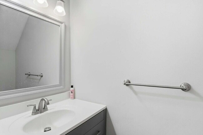 Building Photo - "Charming 2-Bed Townhouse Retreat in Fort Walton Beach – Perfect Comfort in 967 Sq Ft!"