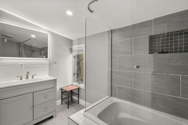 Building Photo - 133 Nichols St