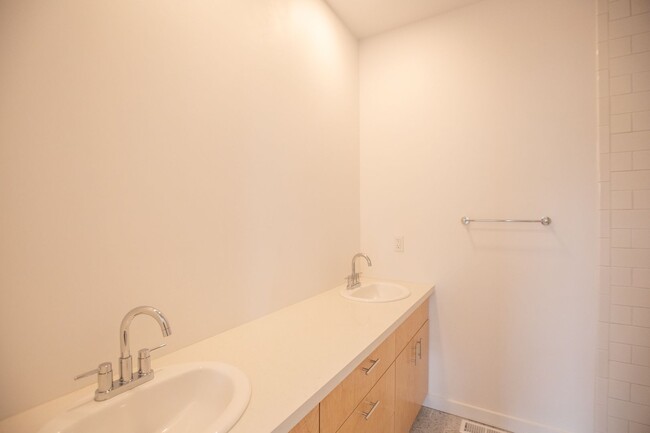 Building Photo - *** 3 Bedroom New Build In SE ! $500 OFF F...