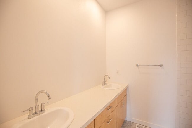 Building Photo - *** 3 Bedroom New Build In SE ! ONE MONTH ...