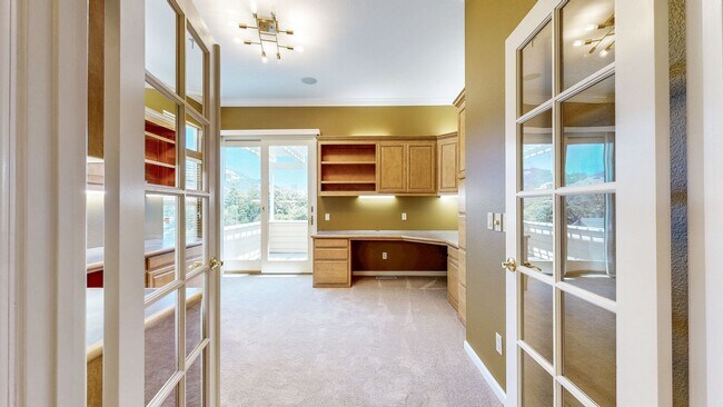 Building Photo - Gorgeous Home with private yards, large de...