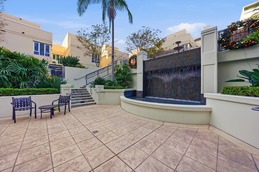 Building Photo - 300 W Beech St