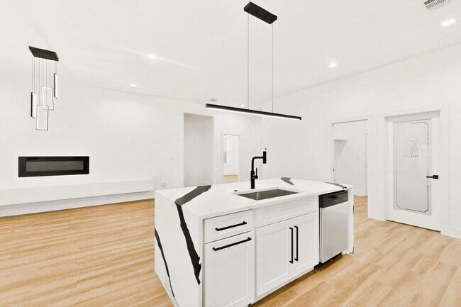 Building Photo - Modern 3 Bed, 3 Bath Home Near Downtown Dallas