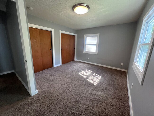 Building Photo - Adorable 2 bedroom with a bonus room!
