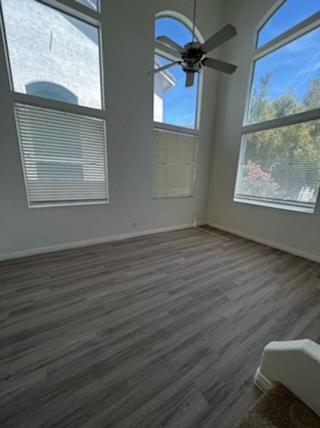 Building Photo - 4 Bedroom Located in Lamplight!