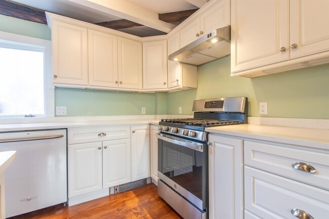 Building Photo - 267 N River Rd