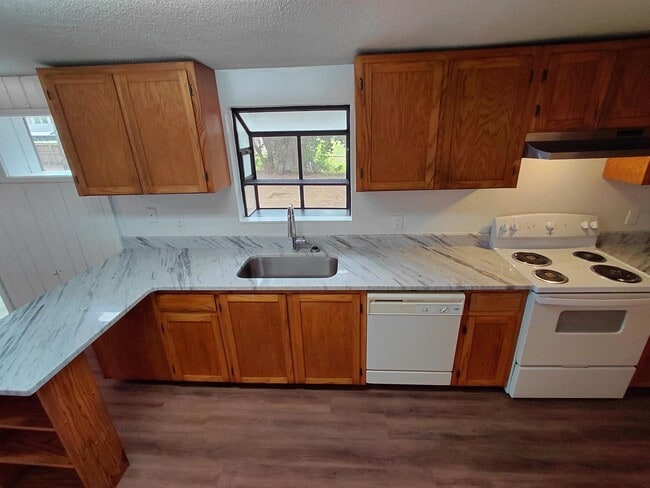 Building Photo - 2412 Almond Dr