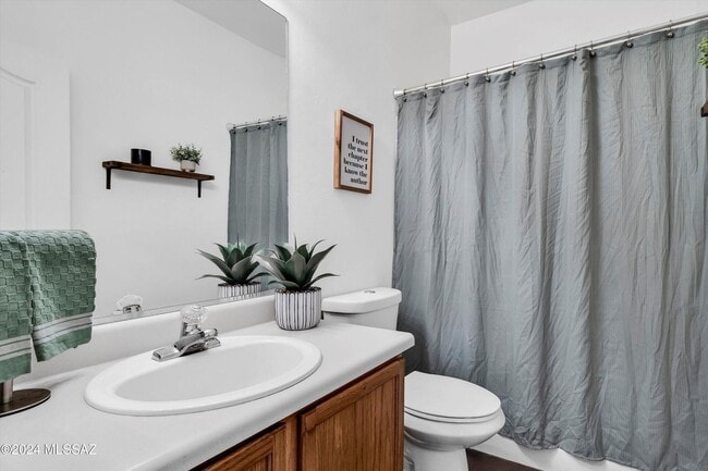 Building Photo - Incredible Spacious Back Yard! Large Covered Patio!