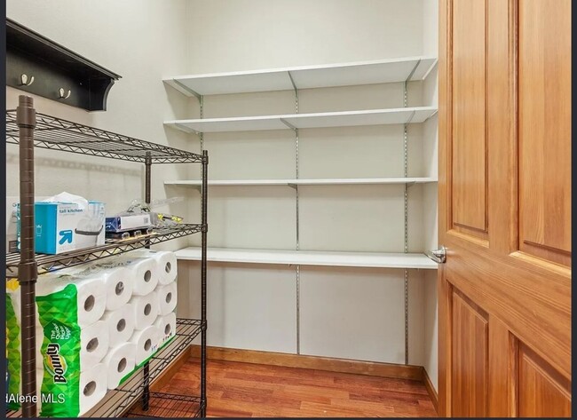 Building Photo - Executive Townhome - Walking distance to C...